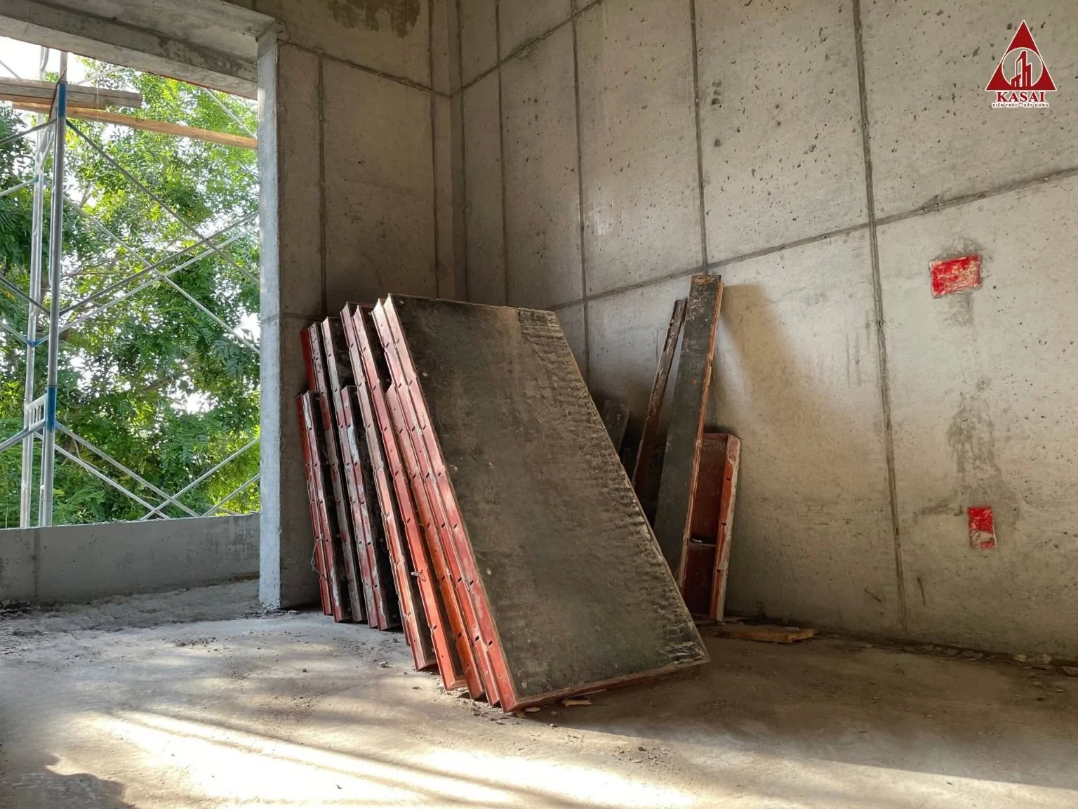 Tường bê tông và các lỗ mở được định hình trong hệ cốt pha tại công trường.